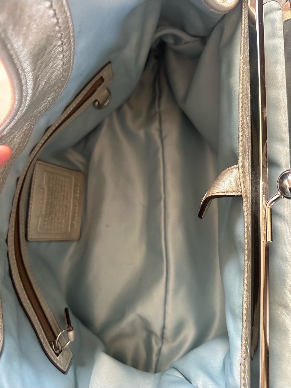 Coach Silver Leather Shoulder Bag with Kiss-Lock Frame - Picture 10 of 14